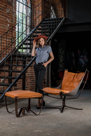 Fotel ARNI LOW z podnóżkiem pomarańczowy - ekoskóra, miedz