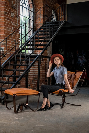 Fotel ARNI LOW z podnóżkiem pomarańczowy - ekoskóra, miedz